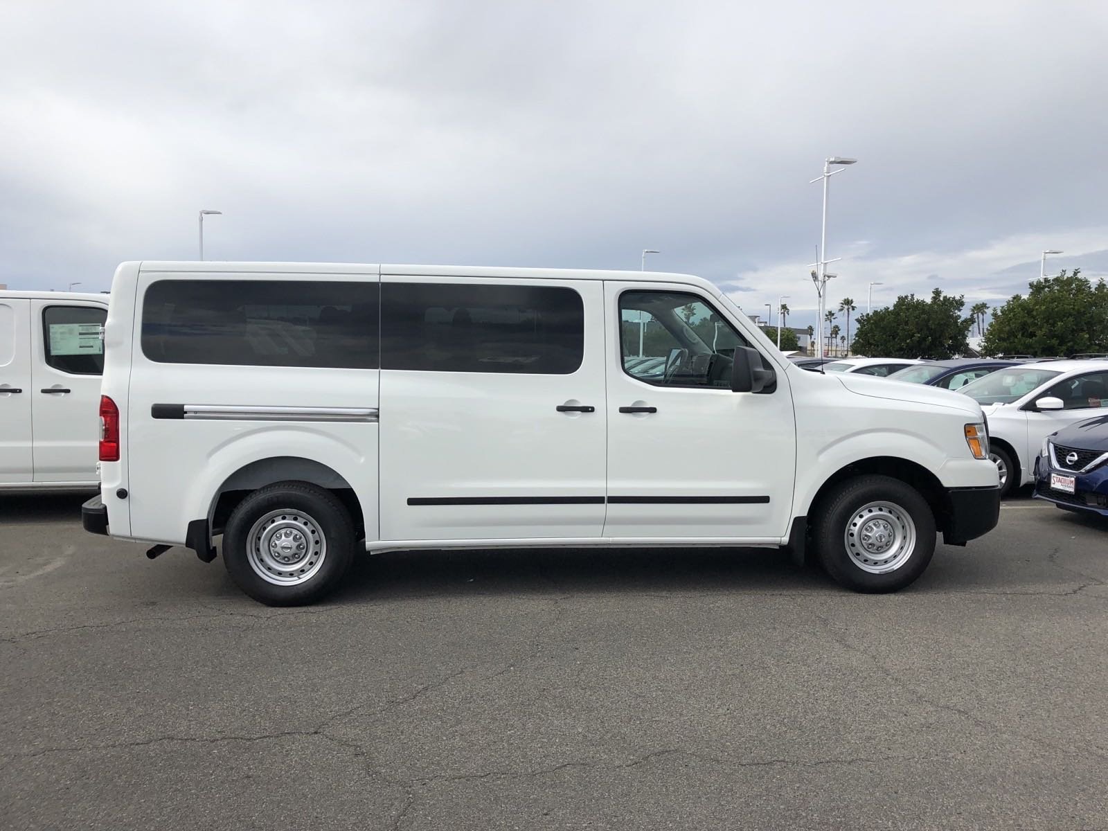 nissan nv 12 passenger van